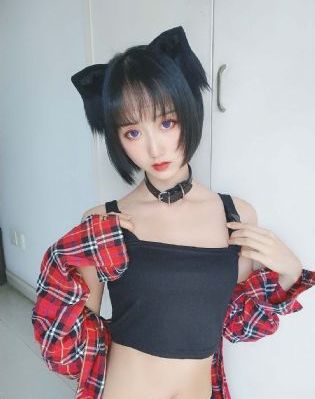 没穿内衣的瑜伽教练